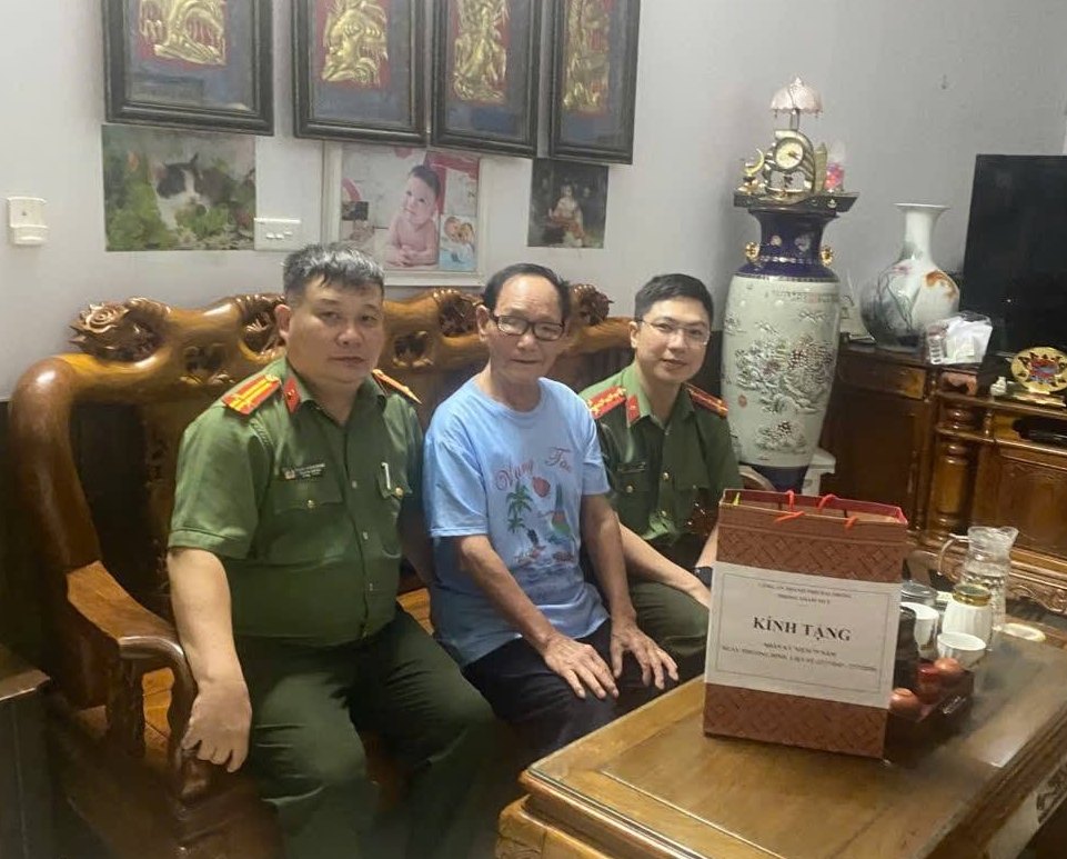 Phòng Tham mưu: Tổ chức chương trình thăm hỏi, tặng quà các gia đình chính sách, thân nhân cán bộ, chiến sĩ có công với cách mạng